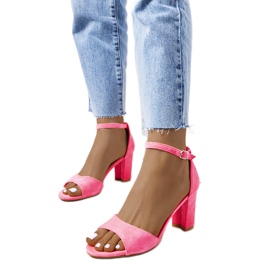 Sandales rose fluo sur le poteau Polet