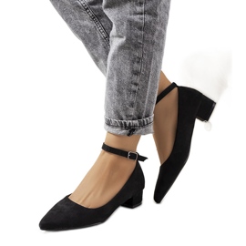 Escarpins noirs sur le pilier Samira