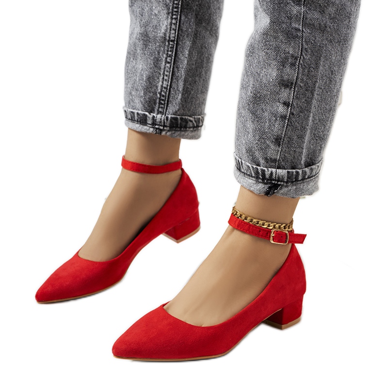 Escarpins rouges sur le pilier Samira Escarpins rouges sur le pilier Samira