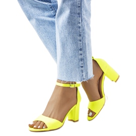 Sandales jaune fluo sur le poteau Polet