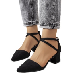 Escarpins noirs sur le Hyde post