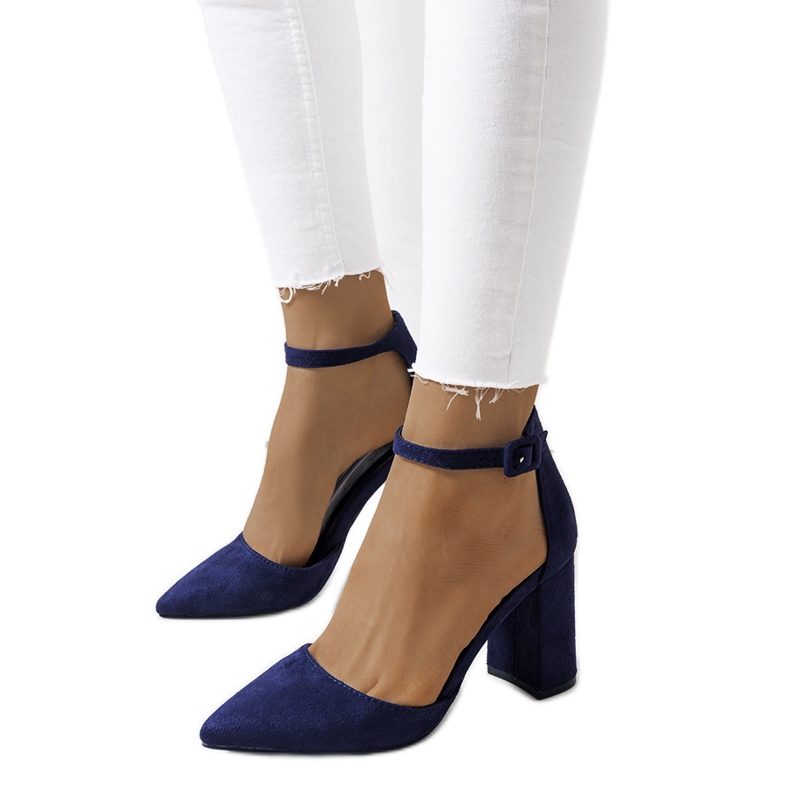 Escarpins bleu marine sur le poteau Groen