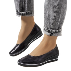 Baskets noires brillantes sur le compensé Weide