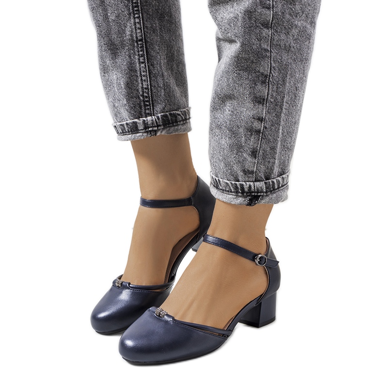 Escarpins bleu marine sur tige basse de Lynden Escarpins bleu marine sur tige basse de Lynden