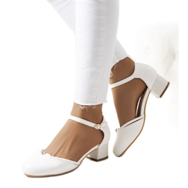 Escarpins blancs sur un poteau bas de Lynden