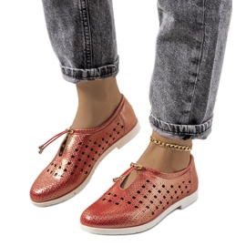 Les chaussures rouges ajourées de Cassinia brun