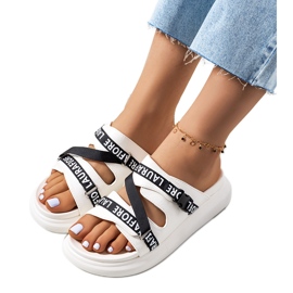 Chaussons blancs sur la plateforme Kogil