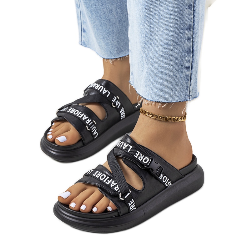 Des pantoufles noires sur la plate-forme le noir