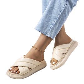 Des chaussons beiges sur la plateforme Allport Des chaussons beiges sur la plateforme Allport