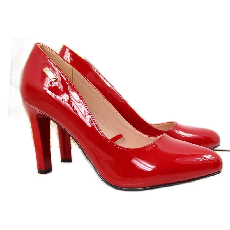 Escarpins rouges laqués sur le poteau Sergio Leone Escarpins rouges laqués sur le poteau Sergio Leone