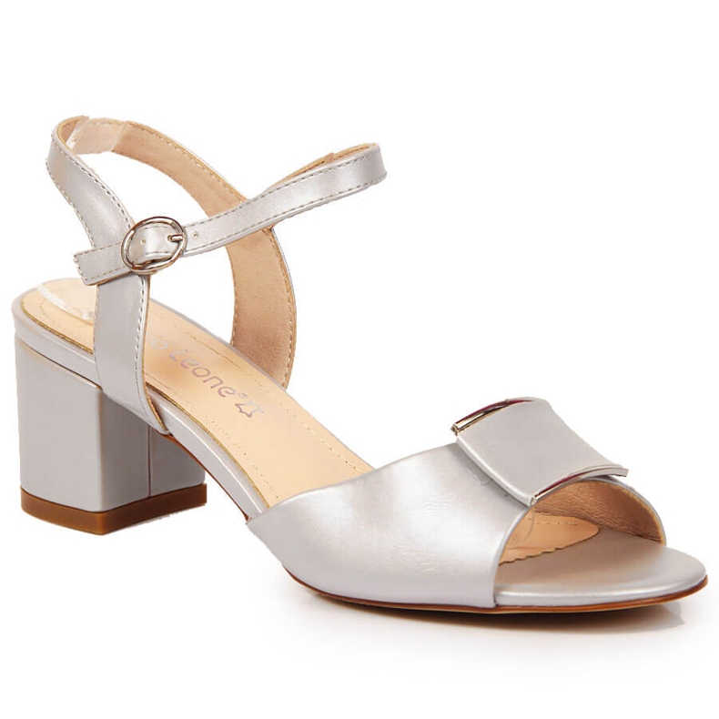 Sandales argentées sur le poteau de Sergio Leone beige