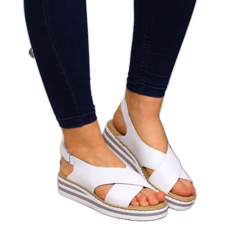 Sandales pour femmes en cuir sur un coin blanc Rieker V0271 blanche