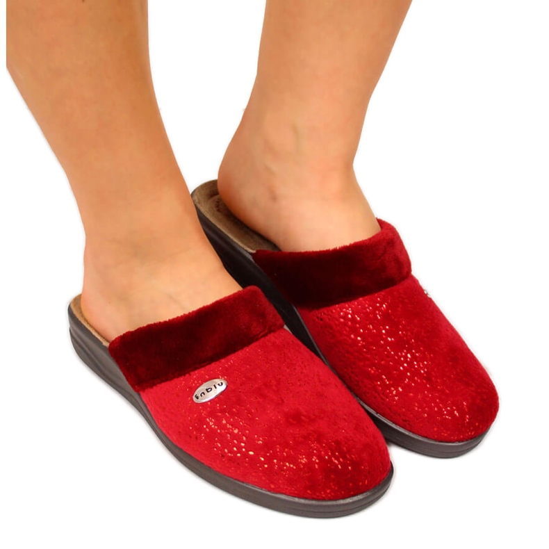 Chaussons de maison pour femmes sur un coin rouge Inblu