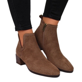 Bottes pour femmes ajourées Vinceza marron sur un bloc brun
