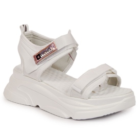 News Sandales blanches pour femmes sur la plateforme de sport News Sandales blanches pour femmes sur la plateforme de sport