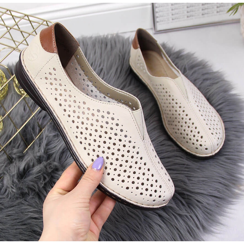 Chaussures femme en cuir ajouré beige Rieker 48457