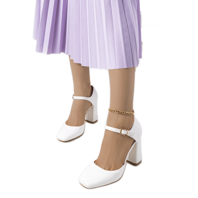 Escarpins blancs sur le post Clément blanche Escarpins blancs sur le post Clément blanche