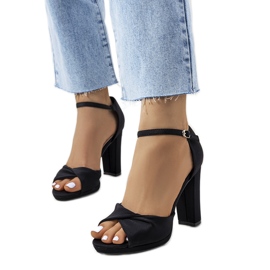 Sandales noires sur le poste de Larana