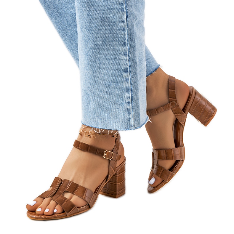 Sandales marron sur le post de Haiden brun