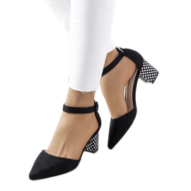 Escarpins noirs sur le poste de Rowena