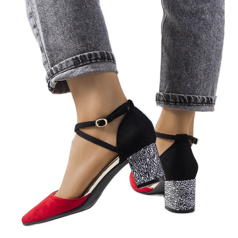 Escarpins rouges et noirs sur le poteau Kittie le noir Escarpins rouges et noirs sur le poteau Kittie le noir