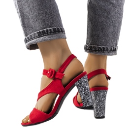 Sandales rouges sur un poste de Murdock Sandales rouges sur un poste de Murdock