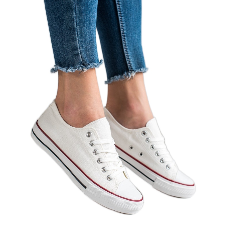 TRENDI Des baskettes blanches TRENDI Des baskettes blanches