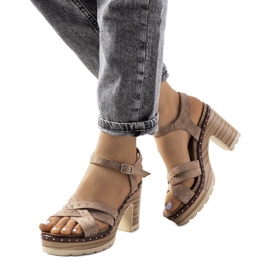 Sandales beiges sur le post de Sied