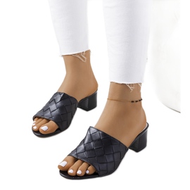 Chaussons tressés noirs sur le poteau de Svila