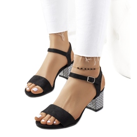 Sandales noires sur un poteau Jimenez blanc