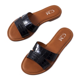 Les élégants chaussons noirs de Mila