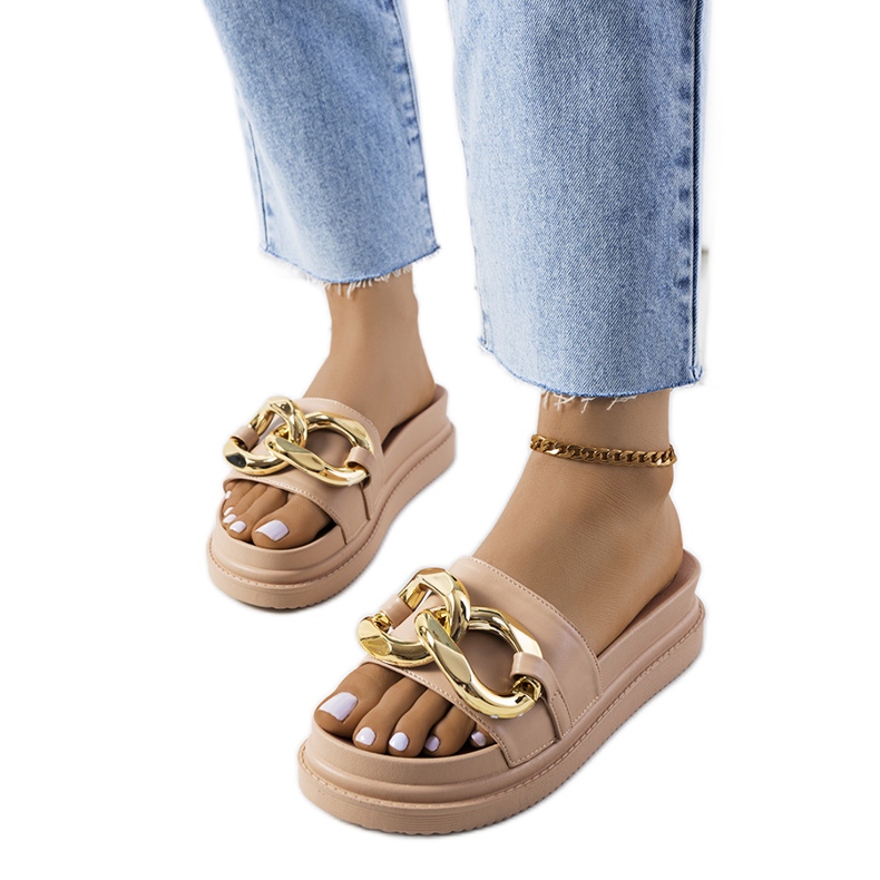 Babouches beiges sur la plateforme Berloz