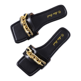 Babouches élégantes noires avec une chaîne Cherell