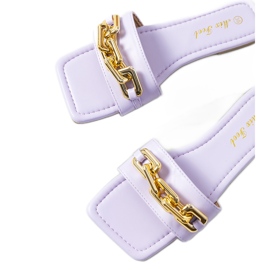 Babouches élégantes violettes avec une chaîne Cherell