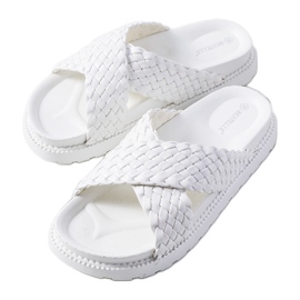 Des chaussons blancs sur la plateforme du Bierings