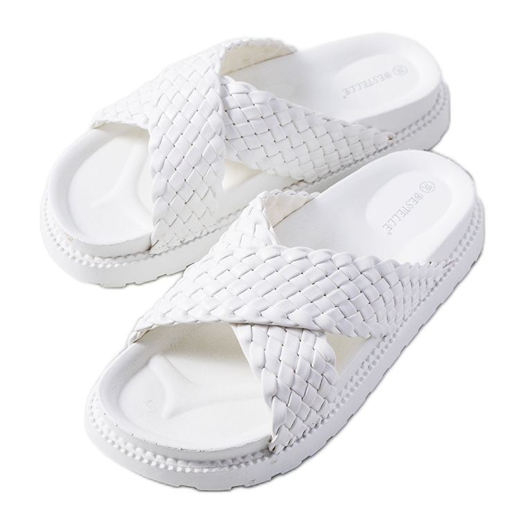 Des chaussons blancs sur la plateforme du Bierings blanche Des chaussons blancs sur la plateforme du Bierings blanche