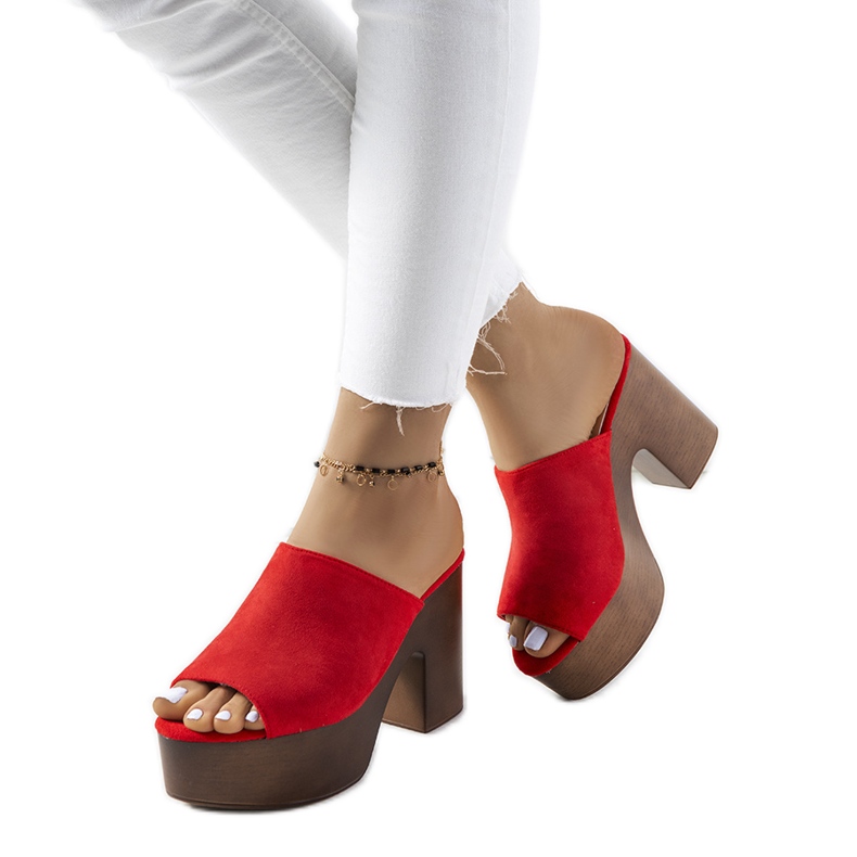 Tongs rouges sur la plateforme Klaren Tongs rouges sur la plateforme Klaren