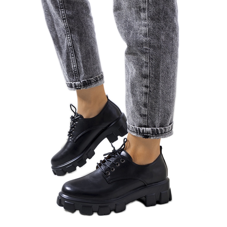 Chaussures noires sur une semelle de tracteur Chedi le noir
