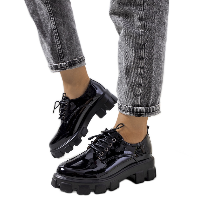 Chaussures laquées noires sur une semelle de tracteur Vent le noir