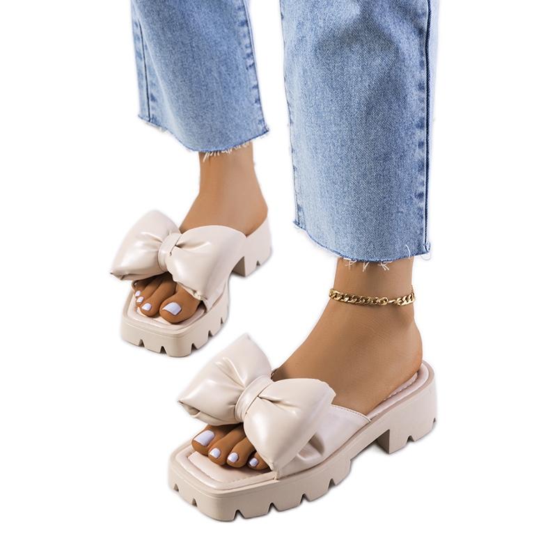 Pantoufles beiges sur la semelle du tracteur Platt