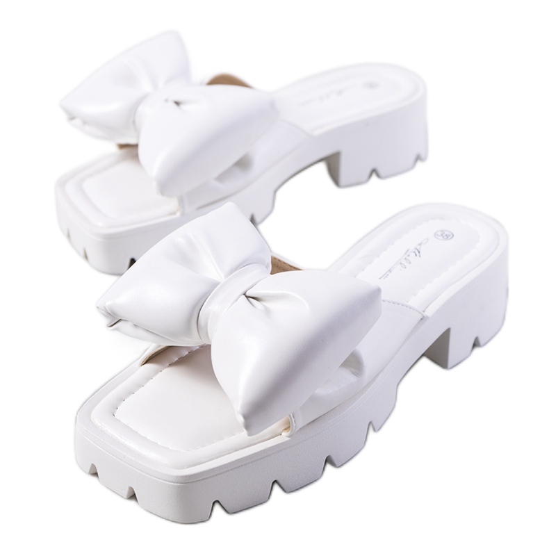 Des pantoufles blanches sur la semelle du tracteur du Platt