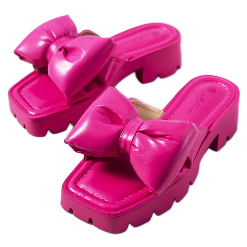 Chaussons roses sur la semelle du tracteur Platt Chaussons roses sur la semelle du tracteur Platt