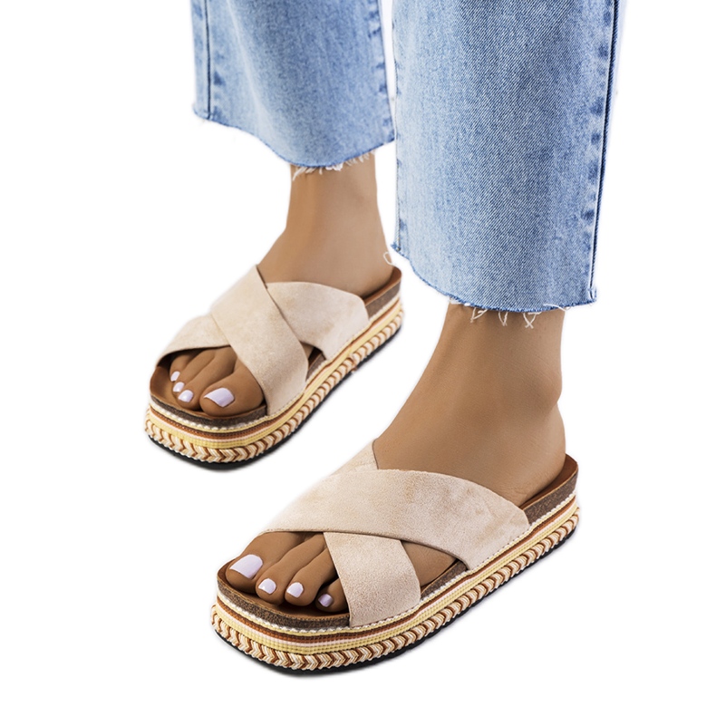 Babouches beiges sur la plateforme Muncho Babouches beiges sur la plateforme Muncho