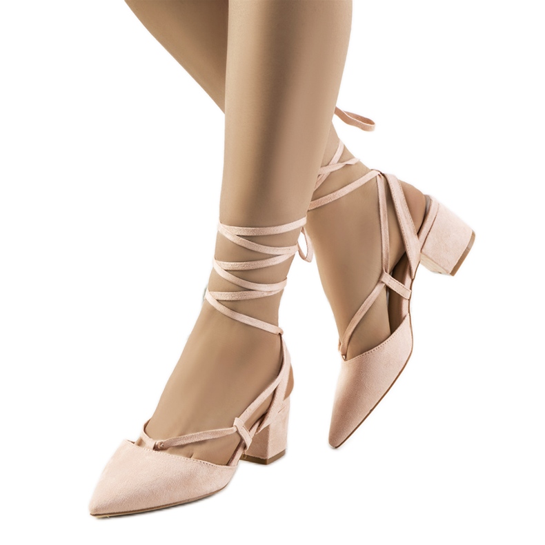 Escarpins roses à lacets sur le post Victoris