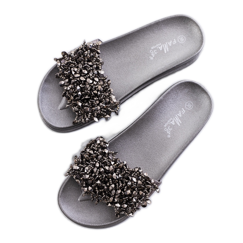 Pantoufles grises sur la plateforme Marthas