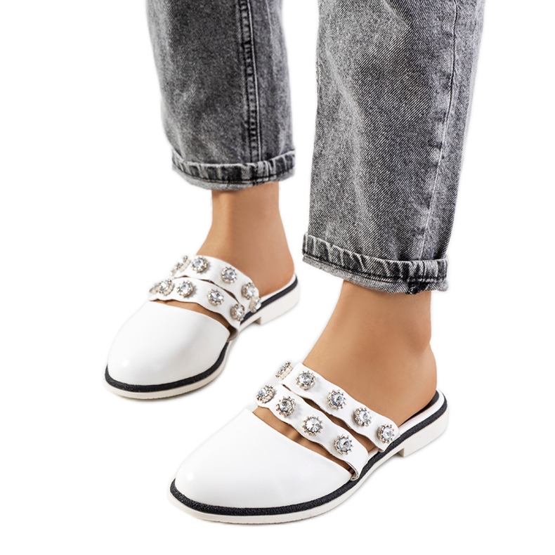 Babouches blanches décorées de clous Asselt