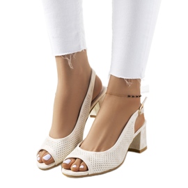 Sandales ajourées dorées sur un poteau Malone