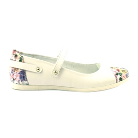 Ballerines en cuir des filles avec des fleurs blanches Bartek Ballerines en cuir des filles avec des fleurs blanches Bartek