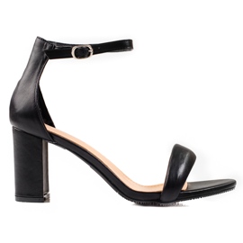 SHELOVET Sandales noires sur un bar