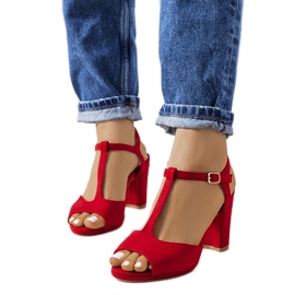 Escarpins rouges sur le poteau Harvey